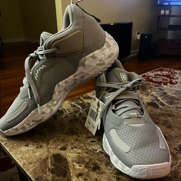 BRAND NEW DON ISSUE 3s. Donovan Mitchell’s signature basketball shoe - Picture 5 of 5